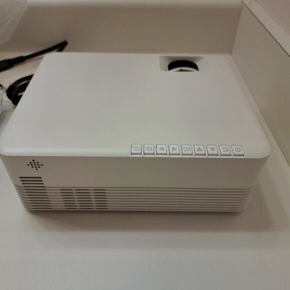 Smart LCD Projector Q351 low-cost smart projector built around Android 9.0 - Picture 6 of 7